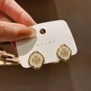 White And Gold Earrings